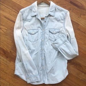 GAP Light Wash Denim Snap Front Shirt M